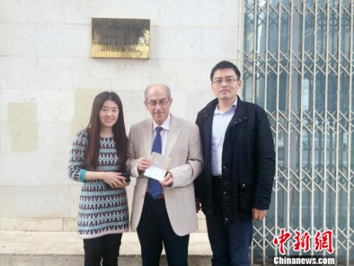 资料图:以色列医学专家莫瑞斯·托帕兹获得签证后与中国驻以色列大使馆官员合影,他曾参与“5·12”汶川地震救援。(钟欣 摄) 资料图:以色列医学专家莫瑞斯·托帕兹获得签证后与中国驻以色列大使馆官员合影,他曾参与“5·12”汶川地震救援。(钟欣 摄)