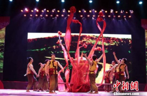 民俗舞蹈《轿子》闪亮登场,欢快的唢呐、民间打击乐和流行音乐融为一体,将太行老区人民结婚办事的热闹场面完美呈现。山西省侨联供图 民俗舞蹈《轿子》闪亮登场,欢快的唢呐、民间打击乐和流行音乐融为一体,将太行老区人民结婚办事的热闹场面完美呈现。山西省侨联供图
