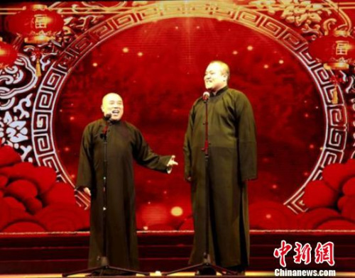 相声《欢歌笑语》山西曲艺团李勇、吴桐表演,诙谐幽默、雅俗共赏,极具地方特色,谈笑风生中将山西的历史文化融入其中。山西省侨联供图 相声《欢歌笑语》山西曲艺团李勇、吴桐表演,诙谐幽默、雅俗共赏,极具地方特色,谈笑风生中将山西的历史文化融入其中。山西省侨联供图
