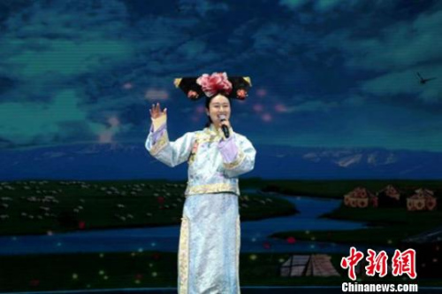 满族女歌手八音赫赫身着满族传统服饰，用满语演唱了《鸿雁》和《喜歌》。山西省侨联供图