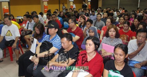 哥打峇鲁中华小学210个学额在清晨6时30分前已额满。(马来西亚《中国报》) 哥打峇鲁中华小学210个学额在清晨6时30分前已额满。(马来西亚《中国报》)