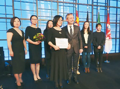 2017年12月30日，杜塞尔多夫市市长盖泽尔(前右)向孙晓帆(前左)颁发杰出贡献奖。