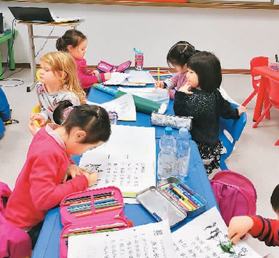 汉字启蒙班学生在学习 汉字启蒙班学生在学习