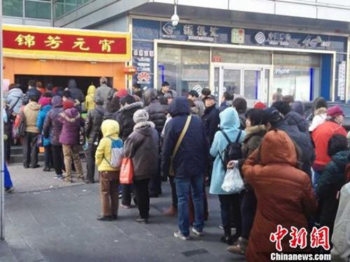 资料图:北京老字号现摇元宵供不应求。 资料图:北京老字号现摇元宵供不应求。