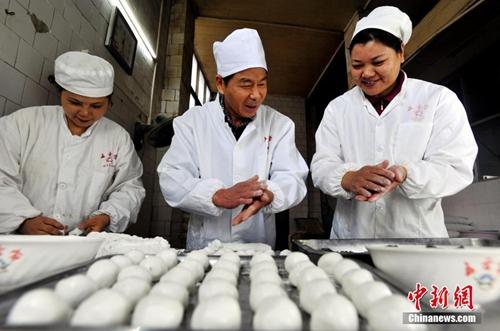资料图:搓汤圆也有技巧,不然一煮就开花。 张畅 摄 资料图:搓汤圆也有技巧,不然一煮就开花。 张畅 摄