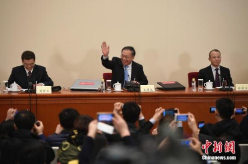 资料图: 2017年3月2日,全国政协十二届五次会议新闻发布会在北京人民大会堂举行,大会新闻发言人王国庆答中外记者提问。<a target='_blank' href='http://www.chinanews.com/'>中新社</a>记者 韦亮 摄 韦亮 摄 资料图: 2017年3月2日,全国政协十二届五次会议新闻发布会在北京人民大会堂举行,大会新闻发言人王国庆答中外记者提问。<a target='_blank' href='http://www.chinanews.com/'>中新社</a>记者 韦亮 摄 韦亮 摄
