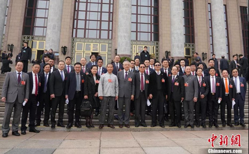 海外列席侨胞在人民大会堂前合影。 <a target='_blank' href='http://www.chinanews.com/'>中新社</a>记者 毛建军 摄 海外列席侨胞在人民大会堂前合影。 <a target='_blank' href='http://www.chinanews.com/'>中新社</a>记者 毛建军 摄