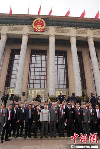 海外列席侨胞在人民大会堂前合影。 <a target='_blank' href='http://www.chinanews.com/'>中新社</a>记者 毛建军 摄 海外列席侨胞在人民大会堂前合影。 <a target='_blank' href='http://www.chinanews.com/'>中新社</a>记者 毛建军 摄