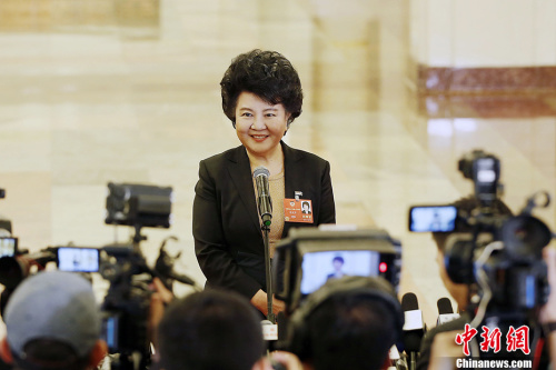 3月3日，全国政协十三届一次会议在北京人民大会堂开幕。图为国务院侨务办公室主任裘援平在