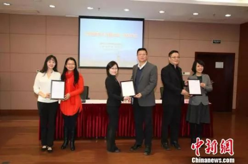 图为上海市人社局(上海市外国专家局)签发首批《外国高端人才确认函》,用人单位代表领取确认函 图为上海市人社局(上海市外国专家局)签发首批《外国高端人才确认函》,用人单位代表领取确认函