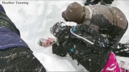 史奎谷滑雪场2日发生雪崩的现场,人们正在挖开积雪救人。(图:取自推特) 史奎谷滑雪场2日发生雪崩的现场,人们正在挖开积雪救人。(图:取自推特)