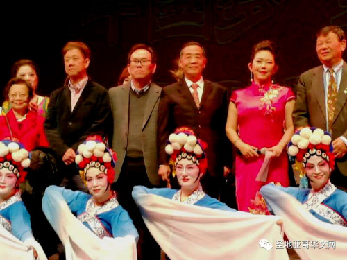 站立者从左到右:圣地亚哥孔子学院院长刘丽容、圣地亚哥侨领周子兴,余健强、湖北省“亲情中华”美国演出艺术访问团副团长夏先重、主持人苏彬、圣地亚哥侨领彭应吉。 站立者从左到右:圣地亚哥孔子学院院长刘丽容、圣地亚哥侨领周子兴,余健强、湖北省“亲情中华”美国演出艺术访问团副团长夏先重、主持人苏彬、圣地亚哥侨领彭应吉。