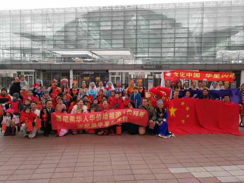 参演人员大合照。 参演人员大合照。
