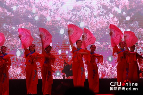 民族舞蹈串烧《中国美》。 (王新俊 摄) 民族舞蹈串烧《中国美》。 (王新俊 摄)