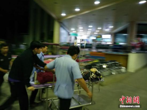 3月3日，伤者送进医院。当天下午，一辆旅游中巴在从泰国拜县返回清迈的路上发生重大交通事故，车辆失控撞向路边便利店，造成车上中国游客9人不同程度受伤，多人伤势较重，其中4人骨折需要手术。这些游客来自北京、上海、广东等地，所有伤者目前暂无生命危险。中新社发 中国驻清迈总领馆供图