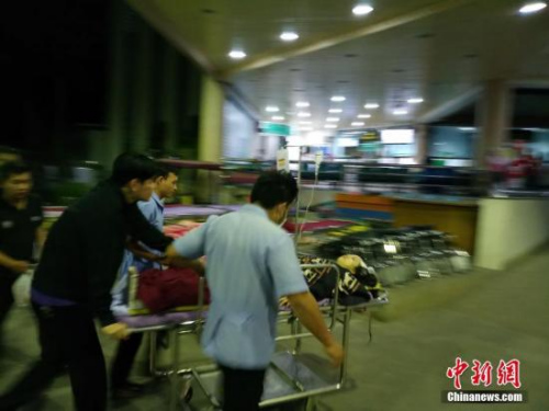 3月3日,伤者送进医院。当天下午,一辆旅游中巴在从泰国拜县返回清迈的路上发生重大交通事故,车辆失控撞向路边便利店,造成车上中国游客9人不同程度受伤,多人伤势较重,其中4人骨折需要手术。这些游客来自北京、上海、广东等地,所有伤者目前暂无生命危险。<a target='_blank' href='http://www.chinanews.com/'>中新社</a>发 中国驻清迈总领馆供图 3月3日,伤者送进医院。当天下午,一辆旅游中巴在从泰国拜县返回清迈的路上发生重大交通事故,车辆失控撞向路边便利店,造成车上中国游客9人不同程度受伤,多人伤势较重,其中4人骨折需要手术。这些游客来自北京、上海、广东等地,所有伤者目前暂无生命危险。<a target='_blank' href='http://www.chinanews.com/'>中新社</a>发 中国驻清迈总领馆供图