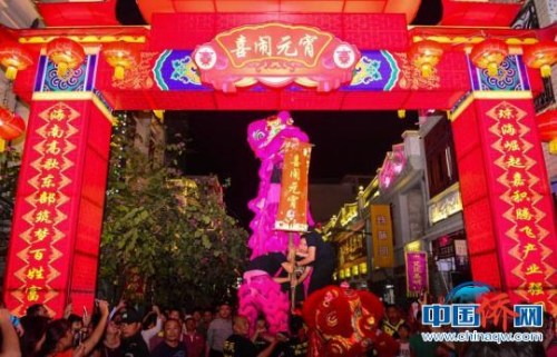 嘉积镇2018年溪仔元宵灯会举行。 谢小茜 摄 嘉积镇2018年溪仔元宵灯会举行。 谢小茜 摄