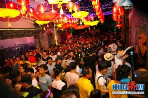 市民、游客一起踏古街、赏花灯,共庆欢乐佳节。 谢小茜 摄 市民、游客一起踏古街、赏花灯,共庆欢乐佳节。 谢小茜 摄