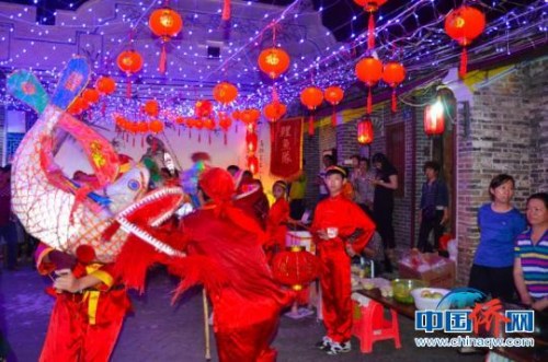 人们共庆欢乐佳节。 谢小茜 摄 人们共庆欢乐佳节。 谢小茜 摄