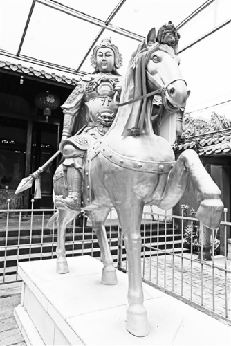 宁济庙里的冼夫人雕像。