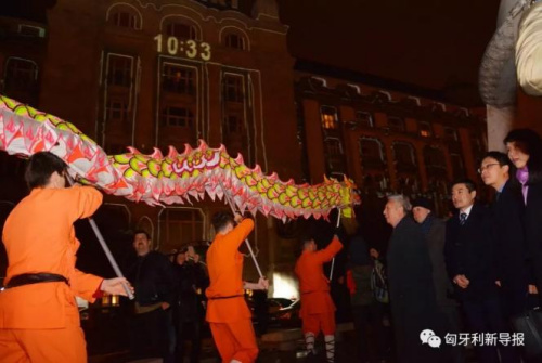 现场舞龙活动。(匈牙利《新导报》微信公众号) 现场舞龙活动。(匈牙利《新导报》微信公众号)