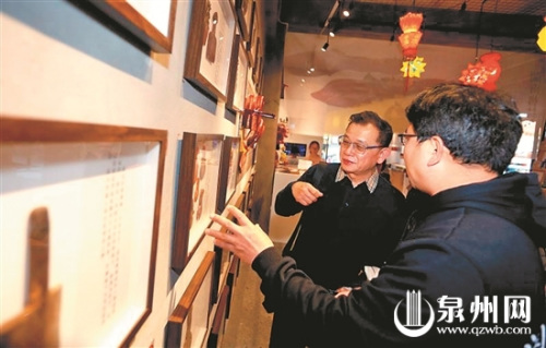 在西街参观泉州民俗展品 在西街参观泉州民俗展品