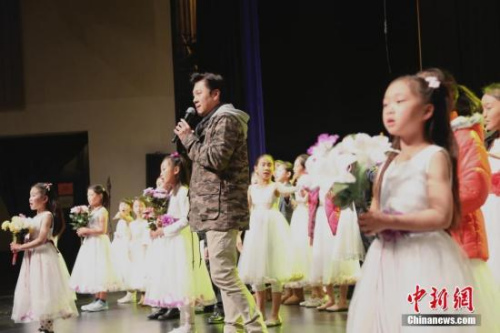 图为演出彩排时,中国著名歌唱家蔡国庆与旧金山华人青少年齐唱《同一首歌》。 <a target='_blank' href='http://www.chinanews.com/'>中新社</a>记者 曾静宁 摄 图为演出彩排时,中国著名歌唱家蔡国庆与旧金山华人青少年齐唱《同一首歌》。 <a target='_blank' href='http://www.chinanews.com/'>中新社</a>记者 曾静宁 摄