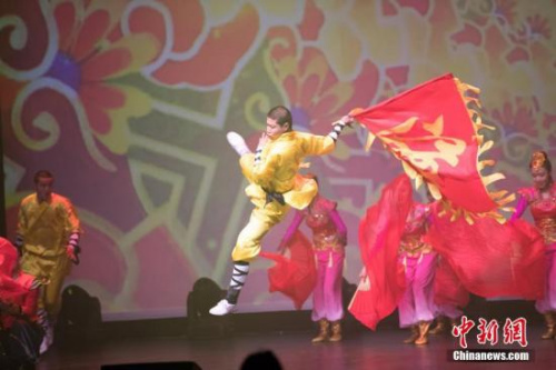 2月28日晚,“文化中国·四海同春”澳大利亚首站演出在墨尔本举行。图为河南嵩山少林寺武僧团现场表演。 <a target='_blank' href='http://www.chinanews.com/'>中新社</a>发 苗丹青 摄 2月28日晚,“文化中国·四海同春”澳大利亚首站演出在墨尔本举行。图为河南嵩山少林寺武僧团现场表演。 <a target='_blank' href='http://www.chinanews.com/'>中新社</a>发 苗丹青 摄