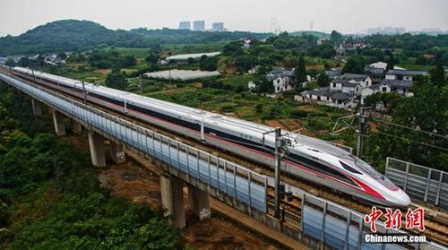 资料图:2017年6月26日,具有完全自主知识产权的中国标准动车组“复兴号”动车行驶在京沪高铁江苏镇江段。 <a target='_blank' href='http://www.chinanews.com/'>中新社</a>记者 陈岗 摄 资料图:2017年6月26日,具有完全自主知识产权的中国标准动车组“复兴号”动车行驶在京沪高铁江苏镇江段。 <a target='_blank' href='http://www.chinanews.com/'>中新社</a>记者 陈岗 摄
