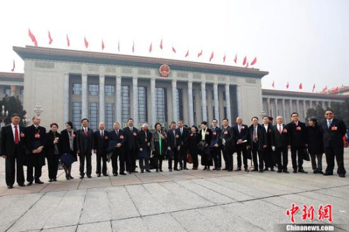 资料图：3月3日，全国政协十三届一次会议在北京人民大会堂开幕。图为部分澳门特区全国政协委员在人民大会堂外合影。 <a target='_blank' href='http://www.chinanews.com/'>中新社</a>记者 卞正锋 摄