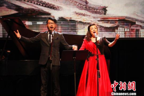 图为女高音歌唱演员钞艺萍与其子贺子潇表演男女声二重唱《想家的时候》。 余瑞冬 摄 图为女高音歌唱演员钞艺萍与其子贺子潇表演男女声二重唱《想家的时候》。 余瑞冬 摄