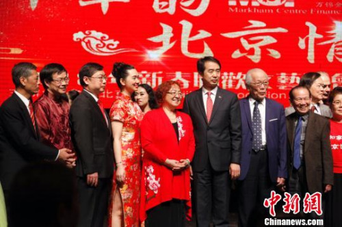 图为中国驻多伦多总领事何炜(左六)、副总领事庄耀东(左三)与加拿大北京协会会长杨宝凤(左五)、各侨团负责人及演职人员等在晚会结束时合影。 余瑞冬 摄 图为中国驻多伦多总领事何炜(左六)、副总领事庄耀东(左三)与加拿大北京协会会长杨宝凤(左五)、各侨团负责人及演职人员等在晚会结束时合影。 余瑞冬 摄