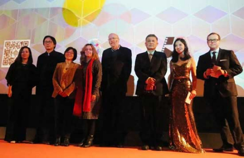 图为评委会亮相(右一、右二为主持人)。(图片来源:欧洲时报德国版微信公众号:道德经) 图为评委会亮相(右一、右二为主持人)。(图片来源:欧洲时报德国版微信公众号:道德经)