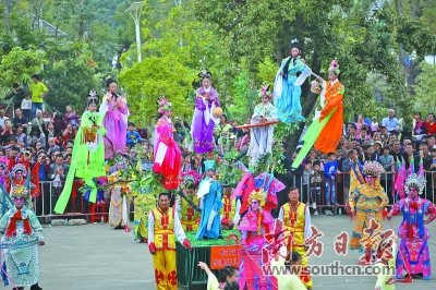 戏曲飘色方阵充分展示斗门区“曲艺之乡”的魅力。