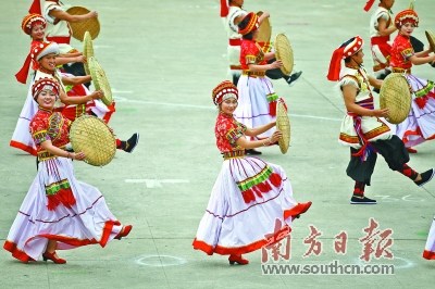 云南福贡傈僳欢乐多方阵舞蹈动作优美，呈现了最炫的民族风韵。