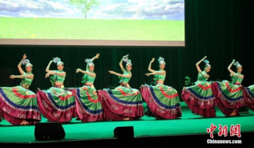 资料图:3月2日晚,“文化中国·四海同春”第十次在悉尼上演。图为悉尼当地华星艺术团演员表演舞蹈。 <a target='_blank' href='http://www.chinanews.com/'>中新社</a>发 姜长庚 摄 资料图:3月2日晚,“文化中国·四海同春”第十次在悉尼上演。图为悉尼当地华星艺术团演员表演舞蹈。 <a target='_blank' href='http://www.chinanews.com/'>中新社</a>发 姜长庚 摄
