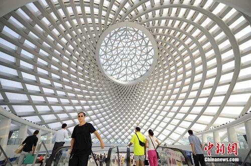图为2015年9月20日上午,京津城际铁路首趟通往于家堡站的列车平稳抵达,标志着天津滨海新区商务核心区于家堡站正式投用。 <a target='_blank' href='http://www.chinanews.com/'>中新社</a>记者 佟郁 摄 图为2015年9月20日上午,京津城际铁路首趟通往于家堡站的列车平稳抵达,标志着天津滨海新区商务核心区于家堡站正式投用。 <a target='_blank' href='http://www.chinanews.com/'>中新社</a>记者 佟郁 摄