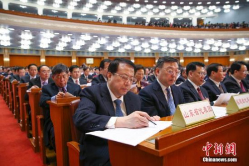 3月5日，十三届全国人大一次会议在北京人民大会堂开幕。图为代表们听会。 <a target='_blank' href='http://www.chinanews.com/'>中新社</a>记者 刘震 摄