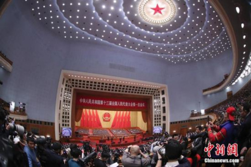 3月5日,十三届全国人大一次会议在北京人民大会堂开幕。 <a target='_blank' href='http://www.chinanews.com/'>中新社</a>记者 盛佳鹏 摄 3月5日,十三届全国人大一次会议在北京人民大会堂开幕。 <a target='_blank' href='http://www.chinanews.com/'>中新社</a>记者 盛佳鹏 摄