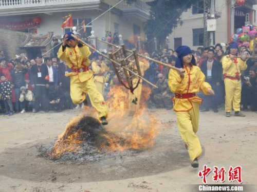 　粽桥舞踏火祈福。　林胜奕 摄