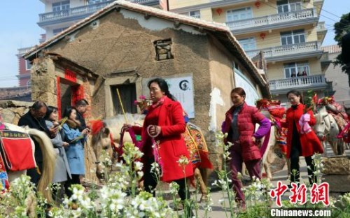 兴化白玉狮仿佛战马行进般整肃有序。 林胜奕 摄 兴化白玉狮仿佛战马行进般整肃有序。 林胜奕 摄