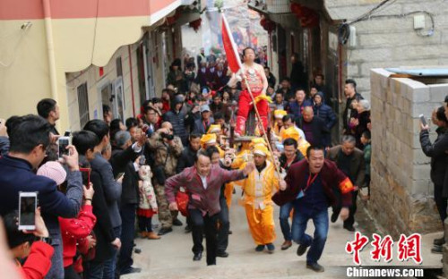 巡游队伍的各个方阵,追随当年守城将士的训练冲锋脚步向坡路顶奋力冲刺。 林胜奕 摄 巡游队伍的各个方阵,追随当年守城将士的训练冲锋脚步向坡路顶奋力冲刺。 林胜奕 摄