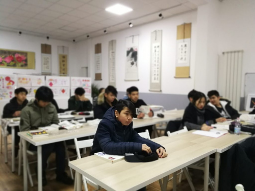 学生们认真听讲。 学生们认真听讲。