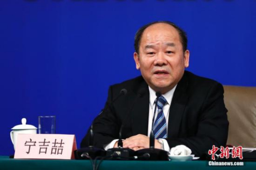 3月6日,十三届全国人大一次会议在北京梅地亚中心举行记者会,国家发展和改革委员会主任何立峰、副主任张勇、副主任宁吉喆就“创新和完善宏观调控 推动高质量发展”相关问题回答中外记者提问。图为国家发展和改革委员会副主任宁吉喆回答记者提问。<a target='_blank' href='http://www.chinanews.com/'>中新社</a>记者 富田 摄 3月6日,十三届全国人大一次会议在北京梅地亚中心举行记者会,国家发展和改革委员会主任何立峰、副主任张勇、副主任宁吉喆就“创新和完善宏观调控 推动高质量发展”相关问题回答中外记者提问。图为国家发展和改革委员会副主任宁吉喆回答记者提问。<a target='_blank' href='http://www.chinanews.com/'>中新社</a>记者 富田 摄