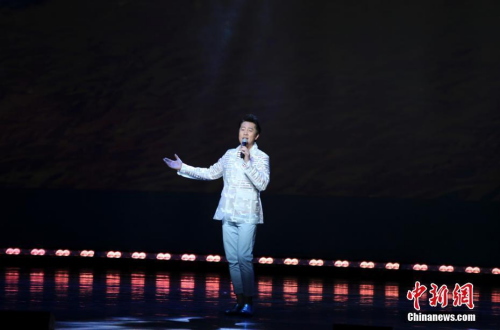 图为著名歌唱家蔡国庆在演唱歌曲《三百六十五个祝福》。<a target='_blank' href='http://www.chinanews.com/'>中新社</a>记者 马德林 摄