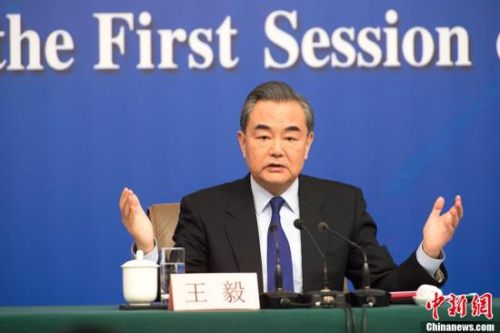 十三届全国人大一次会议新闻中心于3月8日上午10时在梅地亚中心多功能厅举行记者会,邀请外交部部长王毅就“中国外交政策和对外关系”回答中外记者提问。<a target='_blank' href='http://www.chinanews.com/'>中新社</a>记者 李卿 摄 十三届全国人大一次会议新闻中心于3月8日上午10时在梅地亚中心多功能厅举行记者会,邀请外交部部长王毅就“中国外交政策和对外关系”回答中外记者提问。<a target='_blank' href='http://www.chinanews.com/'>中新社</a>记者 李卿 摄