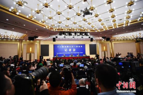 十三届全国人大一次会议新闻中心于3月7日上午在梅地亚中心多功能厅举行记者会，邀请财政部部长肖捷，副部长史耀斌、胡静林就“财税改革和财政工作”相关问题回答中外记者提问。<a target='_blank' href='http://www.chinanews.com/'>中新社</a>记者 李卿 摄