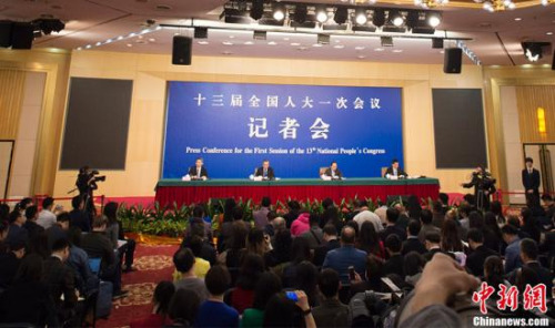 3月8日上午，十三届全国人大一次会议在北京举行记者会，外交部部长王毅就“中国外交政策和对外关系”回答中外记者提问。<a target='_blank' href='http://www.chinanews.com/'>中新社</a>记者 李卿 摄