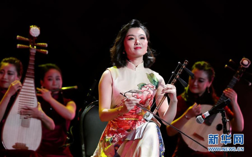 3月6日,在美国芝加哥举行的“文化中国·四海同春”演出中,民族乐手演奏二胡。6日晚,2018“文化中国·四海同春”北美艺术团的3国6城慰侨演出在美国中部城市芝加哥圆满落幕。 新华社记者 汪平 摄 3月6日,在美国芝加哥举行的“文化中国·四海同春”演出中,民族乐手演奏二胡。6日晚,2018“文化中国·四海同春”北美艺术团的3国6城慰侨演出在美国中部城市芝加哥圆满落幕。 新华社记者 汪平 摄