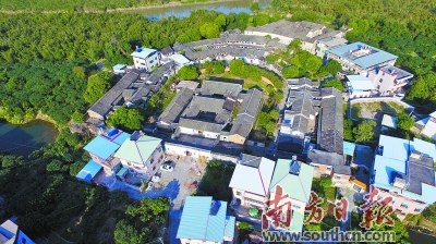 世德堂位于松口镇铜琶村下店,建于1645年,传说是明末最后的行宫。1644年3月19日,清兵入关,崇祯皇帝在煤山上吊自杀,明朝灭亡。东宫侍讲李士淳见大势不妙,便携太子朱慈烺潜回家乡,以图东山再起,恢复大明江山。(袁群华 摄) 世德堂位于松口镇铜琶村下店,建于1645年,传说是明末最后的行宫。1644年3月19日,清兵入关,崇祯皇帝在煤山上吊自杀,明朝灭亡。东宫侍讲李士淳见大势不妙,便携太子朱慈烺潜回家乡,以图东山再起,恢复大明江山。(袁群华 摄)